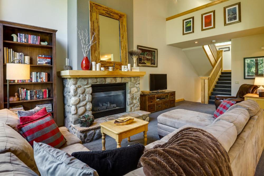 Walk to Ski Lifts Townhome with Hot Tub in Keystone